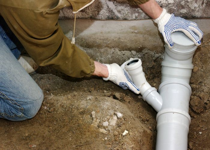 plumber in Hollywood, Florida refitting a pipe
